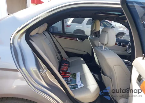 2011 Mercedes-Benz C 300 z USA, uszkodzony, nr VIN WDDGF5EB4BF635782